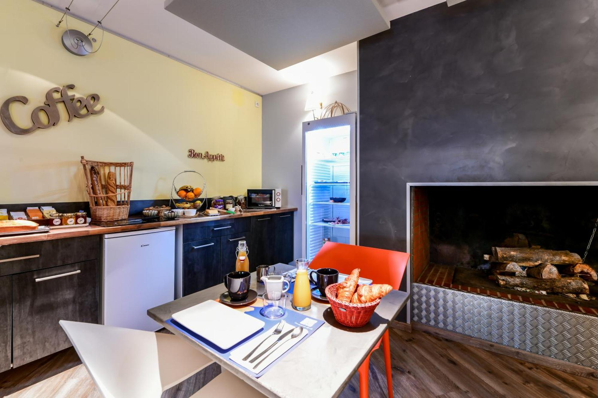 Logis Hotel & Restaurant Le Cadet De Gascogne Saint-Justin  Bagian luar foto