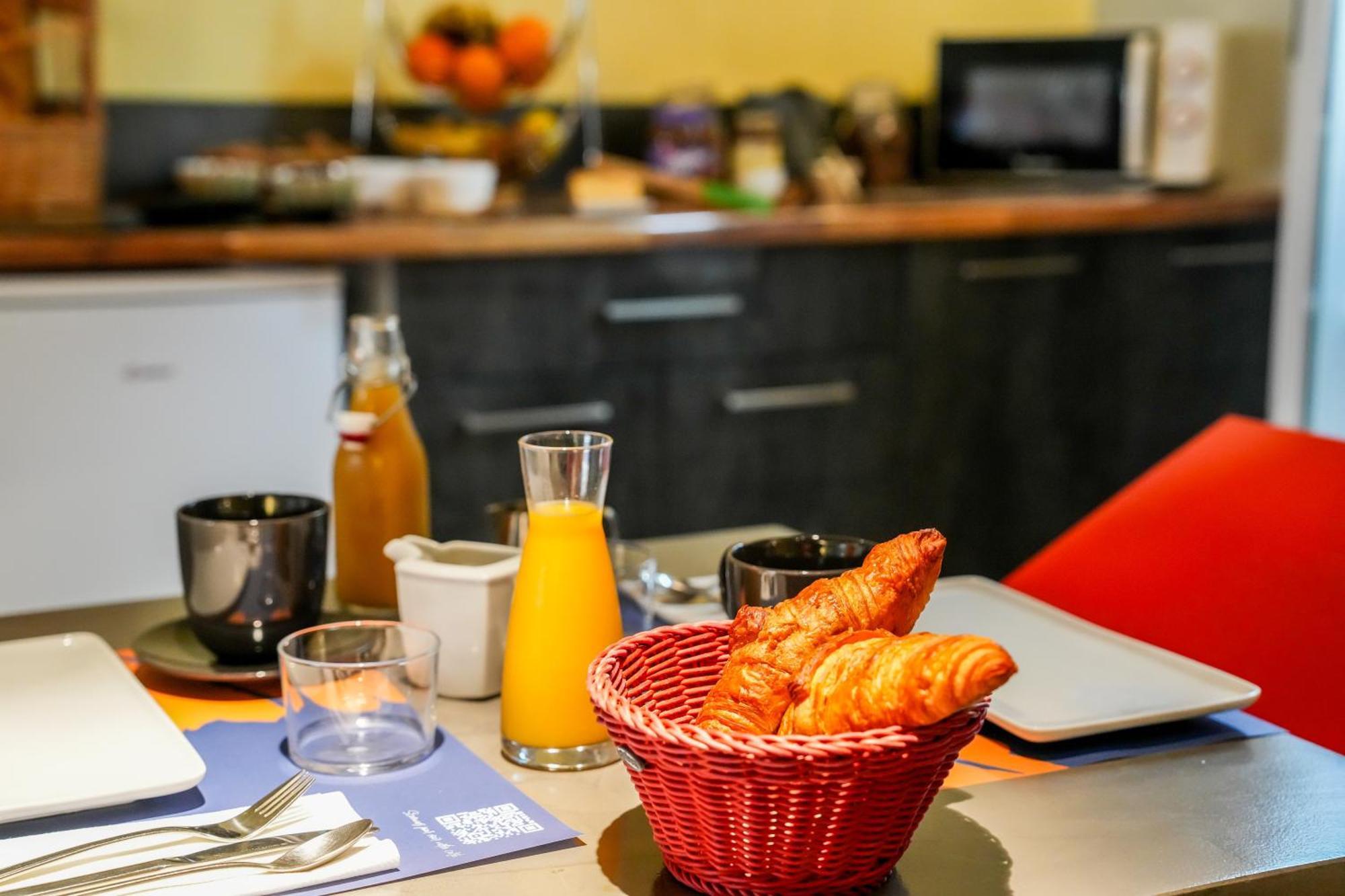 Logis Hotel & Restaurant Le Cadet De Gascogne Saint-Justin  Bagian luar foto